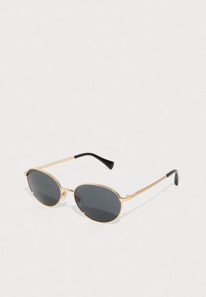 Gafas de sol ovaladas con lentes oscuros, montura de metal dorado y lados trenzados en dorado. Las puntas negras en las varillas realzan el diseño.