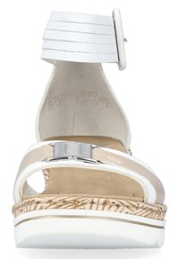 Sandale blanche et beige avec une bride de cheville texturée, détail de boucle métallique et semelle en jute tissée. Design à bout ouvert pour une meilleure respiration.