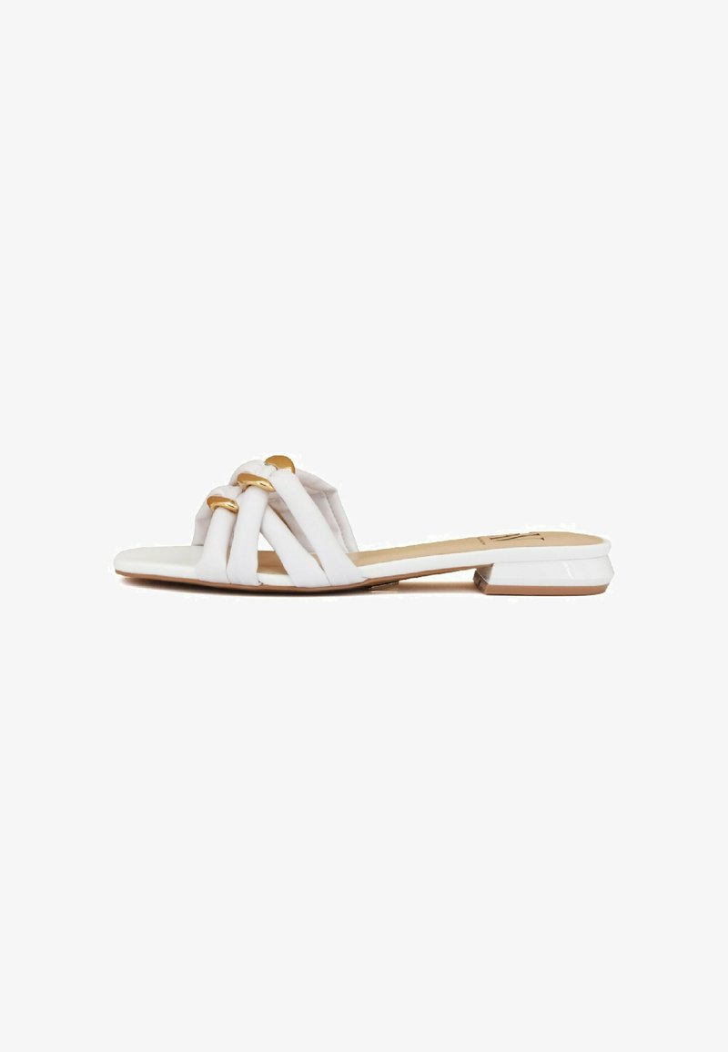 Sandal con tacco piatto bianco, caratterizzato da tre cinturini incrociati e dettagli dorati. Materiale testurizzato con un tacco basso e geometrico per un supporto aggiuntivo.