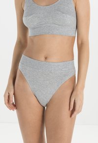 Grijze katoenen bralette en bijpassende hoge bikini broekset, met een gladde textuur, rekbare stof en een minimalistisch ontwerp.