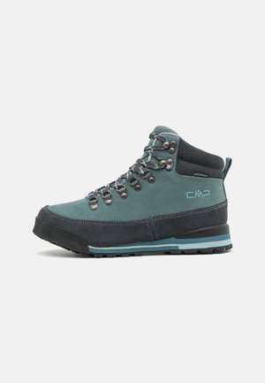 Vanderstøvler i teal og navy ruskind med grå snørebånd og metalhooks, der har en struktureret overflade og en holdbar sort gummisål.