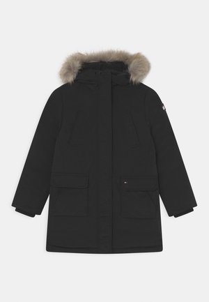 Svart lång vinterparka med huva med pälsdetalj, frontdragkedja döljs av klaff, två bröstfickor och två klafffickor, samt ribbade manschetter.