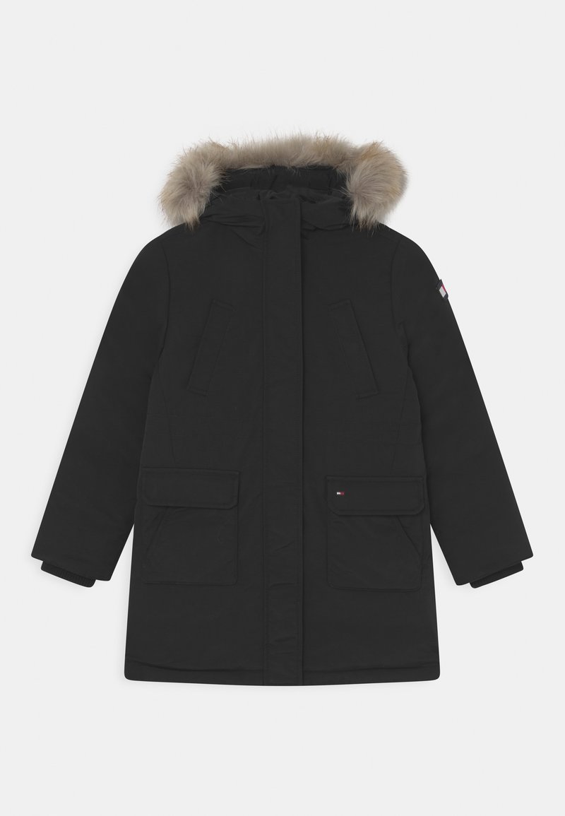 Schwarzer langer Winterparka mit Fellbesatz an der Kapuze, Frontreißverschluss durch eine Klappe verdeckt, zwei Brusttaschen und zwei Klapptaschen sowie gerippte Bündchen.