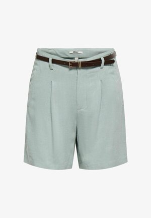 Shorts vert clair sur mesure avec plis avant et une ceinture fine marron foncé avec une boucle rectangulaire dorée.