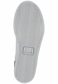 Talpa de pantof alb din cauciuc cu un model de tip herringbone și un logo Lacoste gri într-un contur pătrat, situat în centru.