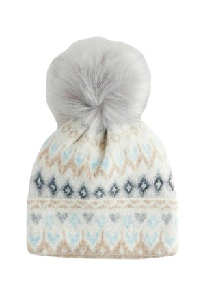 Căciulă tricotată de culoare crem deschis, cu modele geometrice în nuanțe de albastru, gri și bej. Prezintă un pompon din blană gri pe vârf. Material moale și texturat.