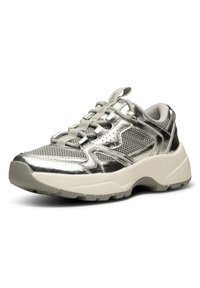 Metallisk silver sneaker med meshnätöverdrag, texturerade accenter, förstärkt häl och en tjock vit sula. Har snörning och en dragflik.
