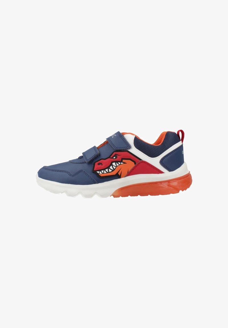 Baskets bleu marine pour enfant avec détails orange et blanc, motif dinosaure sur le côté, deux bandes velcro, semelle extérieure orange.