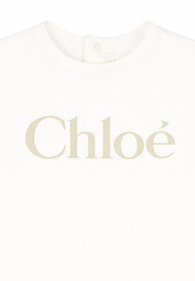 Maglietta bianca con scollo tondo e logo "Chloé" beige centrato sul davanti, con chiusura a bottoni sul retro del colletto.