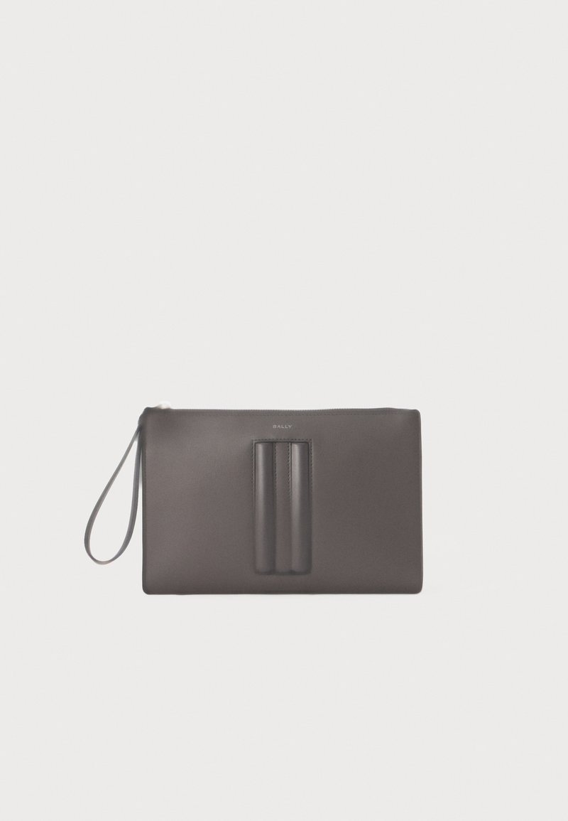 Borsetta in pelle marrone con texture liscia, presenta un pannello centrale, chiusura con zip e un bracciale per la portabilità.