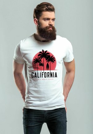 Weißes Baumwoll-T-Shirt mit einem roten kreisförmigen Grafikdesign, schwarzer Palme und dem Text "KALIFORNIEN // STRAND VON SANTA MONICA." Normale Passform.
