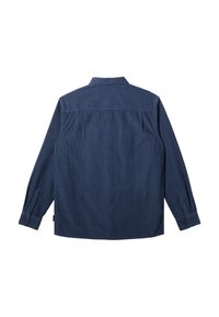 Camisa de pana azul marino con mangas largas, puños abotonados y yugo trasero. Presenta una textura de canal vertical y un corte relajado.
