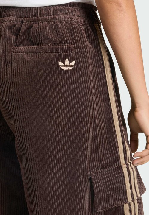 adidas ORIGINALS CORDUROY 3S CARGO PANTS - Pantalones cargo - aurora coffee khaki six — foto 4