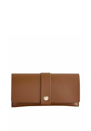 Pruun nahast rahakott rihma ja kuldse nööpkinnitusega, ristkülikukujuline ja õhuke disain valgel taustal.