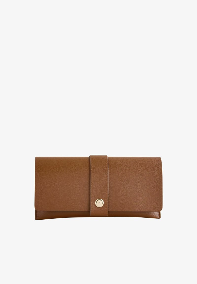 Portefeuille en cuir marron avec une lanière et une fermeture à bouton doré, design rectangulaire et fin sur fond blanc.