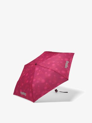 Kompakter pinkfarbener Regenschirm mit dezentem Blumenmuster und schwarzem Tragegriff, auf zwei Segmenten mit "ergobag" gebrandet.