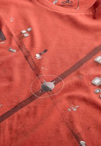 Rode katoenen t-shirt met een grafisch ontwerp van abstracte vormen en lijnen in grijs en wit, gecentreerd op een cirkelaccent met spiky elementen.