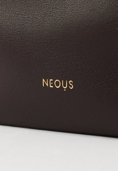 Καφέ δερμάτινη τσάντα με υφή που φέρει το χρυσό αποτυπωμένο λογότυπο "NEOUS" από τη μία πλευρά.