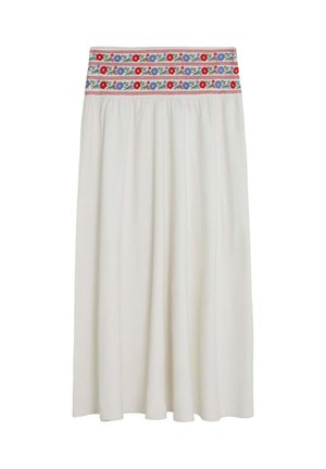 Falda midi blanca con cinturilla ancha bordada con patrones florales rojos y azules en filas horizontales.