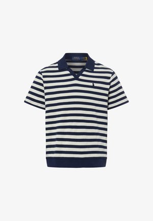 Polo à manches courtes à rayures horizontales bleu marine et blanc, col bleu marine avec petit logo brodé sur la poitrine gauche.