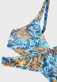 Haut de bikini en tissu bleu vif avec des motifs de feuilles tropicales orange et bleu clair ; bretelles réglables et bords sans couture.