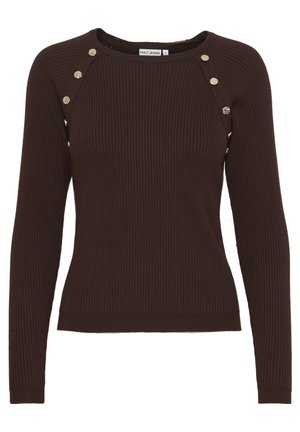 Suéter marrón de textura acanalada con mangas largas, cuello redondo y botones metálicos decorativos en los hombros para un detalle adicional.