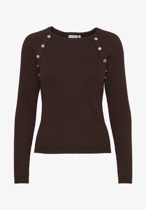 Smešani smeđi pulover s rebrastim uzorkom, dugim rukavima, okruglim izrezom i dekorativnim metalnim gumbima duž ramena za dodatni detalj.