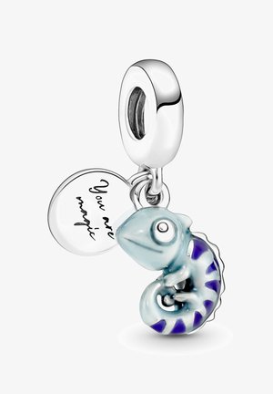 Charm en forme de caméléon en bleu clair et violet, fabriqué en émail avec un cœur en argent. Comprend une étiquette en argent gravée "Tu es magique."