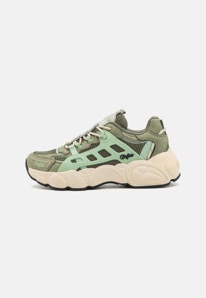 Sneaker chunky color verde oliva con dettagli in rete e gomma, caratterizzati da sovrapposizioni verde menta, suole beige e distintivo branding nero.