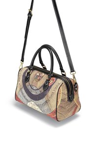 Väskan har en textilstruktur med ett färgglatt tryck, svarta läderdetaljer, dubbla handtag och en justerbar axelrem.