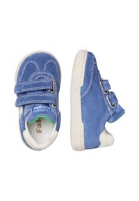 Blaue Wildlederschuhe mit weißen Akzenten und doppelten Klettverschlüssen, ausgestattet mit einer strukturierten Sohle und grünen Details am Innenkragen.