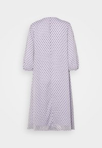 Vestido roxo de bolinhas com mangas três quartos e um corte solto, feito de tecido leve, com pequenos padrões quadrados pretos por toda a peça.