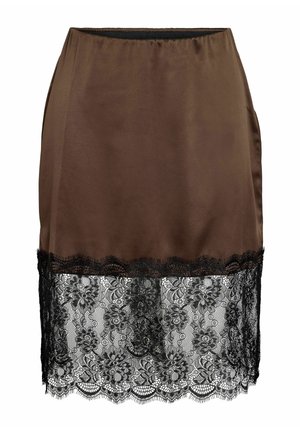 Smeđa satenska suknja s crnom čipkom na rubu, ukrašena cvjetnim uzorcima i valovitim rubovima. Glatka tekstura, prilagođeni kroj.