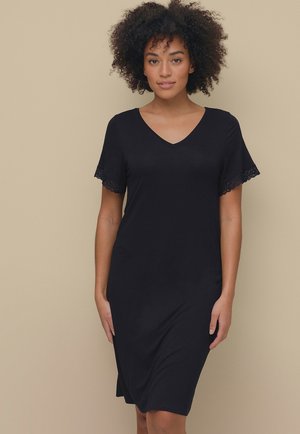 Zwarte jurk met korte mouwen en een V-hals, afgewerkt met kant op de mouwen. Het zachte stof zorgt voor een comfortabele pasvorm en valt net boven de knieën.