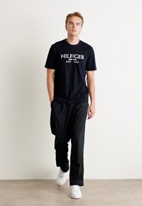 Tommy Hilfiger TEE - T-shirt con stampa - desert sky