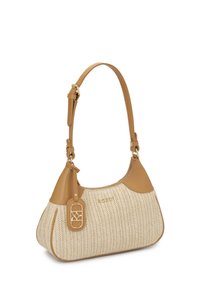 Barna bőr és szőtt szalma kézitáska ívelt formával, állítható pánttal és logó díszítéssel. Arany színű fém részletekkel és cipzáras záródással rendelkezik.