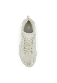 Jasnobeżowe buty do biegania z siateczkowym materiałem, sznurowanym zapięciem, wyściełanym kołnierzem oraz wspierającą podeszwą środkową z delikatnym logo.