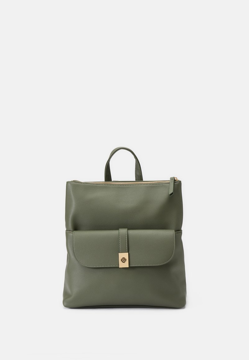 Mochila de imitación de cuero verde con un bolsillo de solapa en la parte frontal, herrajes dorados, asa superior y cierre de cremallera. Textura suave con un diseño minimalista.