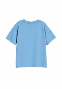 Vaaleansininen puuvillapaita, jossa on lyhyet hihat, klassinen pyöreä kaula-aukko ja yksinkertainen, koristelematon muotoilu. Sileä pinta, ei näkyviä kuvioita.