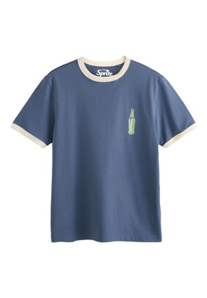 Maglietta blu a maniche corte con colletto beige e bordi delle maniche, con una piccola grafica verde di una bottiglia di Sprite sul petto a sinistra.