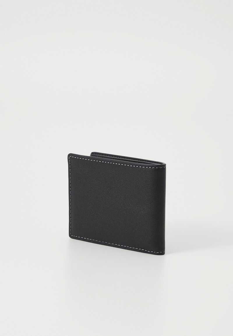 Portefeuille en cuir noir avec une texture lisse, de forme rectangulaire, coutures blanches contrastantes et un design minimaliste.
