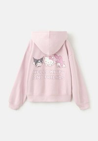 Hanorac roz cu glugă reglabilă prin șnur și manșete striate. Are un design imprimat cu Hello Kitty și prietenii ei, împreună cu un text pe spate.