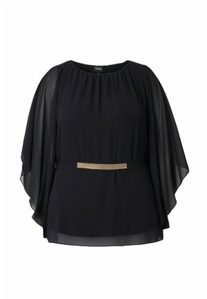 Sort chiffonbluse med flagrende kappeærmer og en guldfarvet rektangulær spænde i bælte-designet ved taljen.
