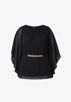 Czarna bluzka z szyfonu z rozkloszowanymi rękawami w formie peleryny oraz paskiem z prostokątną klamrą w kolorze złotym w talii.