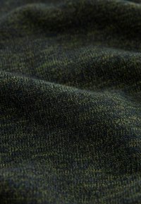 Texturovaná tkanina ve tmavě zelených a námořnicky modrých tónech, představující pletený vzor s mírnými barevnými a hloubkovými variacemi, s jemným vzhledem.