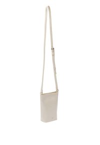 Jasnobeżowa torebka crossbody wykonana z gładkiego materiału, o smukłym prostokątnym kształcie, z regulowanym paskiem i zamkiem błyskawicznym na górze.