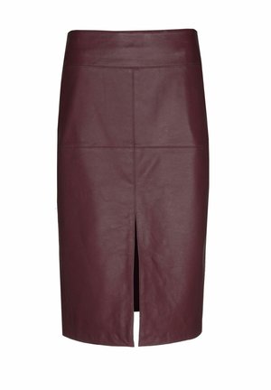 Jupe crayon en cuir bordeaux avec une fente frontale, présentant des détails de couture et une texture lisse, conçue pour une silhouette ajustée.