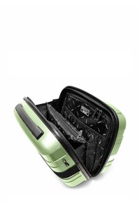 Lichtgroene harde koffer met een open bovenkant, die zwarte binnencompartimenten onthult met meerdere ritszakken en elastische lussen.