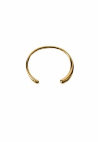 Brazalete de pulsera en tono dorado con un diseño elegante y abierto, textura suave y acabado pulido. Presenta extremos redondeados para mayor comodidad.