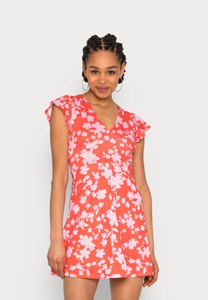 Vestido vermelho com manga curta e leve, apresentando um padrão floral em rosa claro. Design em V e forma esvoaçante com uma textura leve.